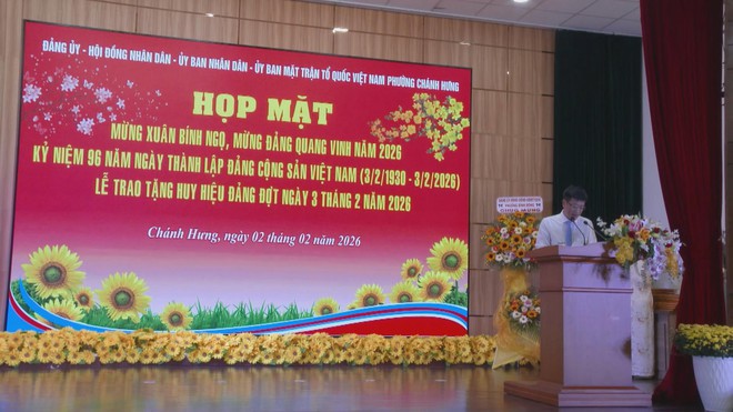 Phường Chánh Hưng trao tặng Huy hiệu Đảng đợt 3/2 - Ảnh 2.