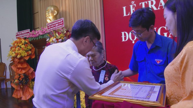 Phường Chánh Hưng trao tặng Huy hiệu Đảng đợt 3/2 - Ảnh 4.