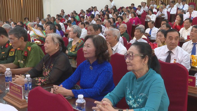 Phường Chánh Hưng trao tặng Huy hiệu Đảng đợt 3/2 - Ảnh 3.