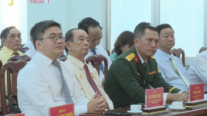 Phường Phú Định trao tặng Huy hiệu Đảng đợt 3/2 - Ảnh 2.