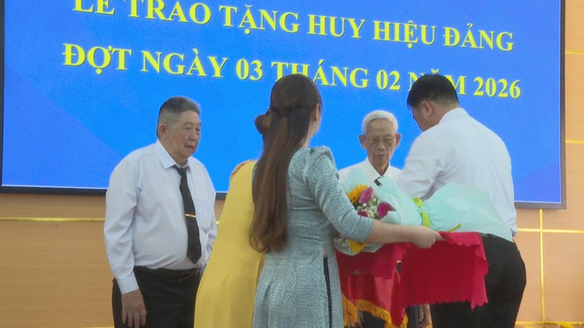 Phường Phú Định trao tặng Huy hiệu Đảng đợt 3/2 - Ảnh 4.