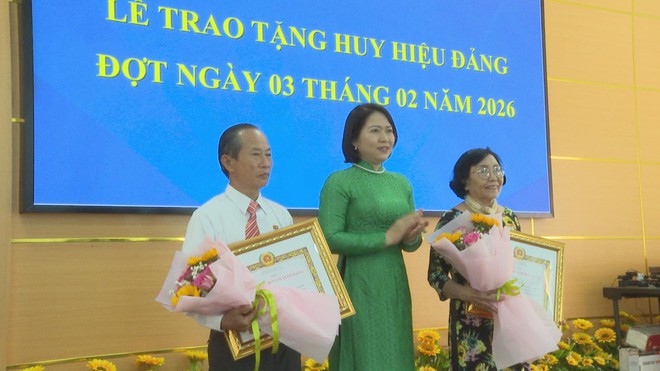 Phường Phú Định trao tặng Huy hiệu Đảng đợt 3/2 - Ảnh 6.