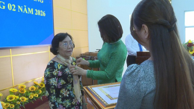 Phường Phú Định trao tặng Huy hiệu Đảng đợt 3/2 - Ảnh 5.