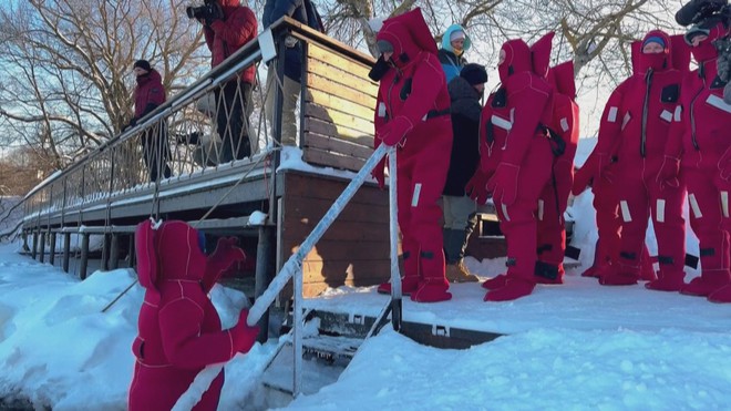 Trào lưu "nổi trên băng" lan đến thủ đô nước Nga - Ảnh 6.