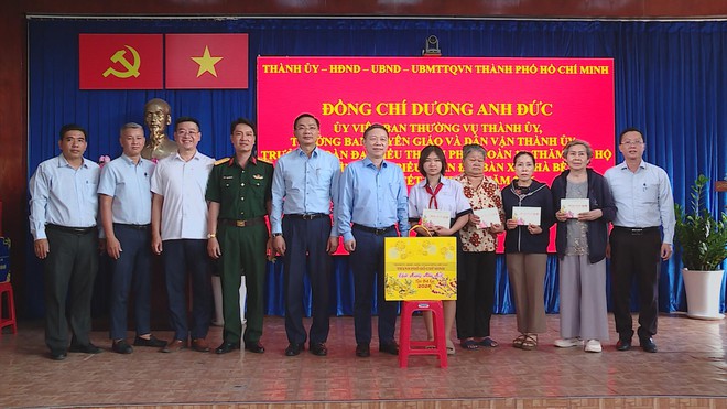 Lãnh đạo TP. Hồ Chí Minh thăm và chúc Tết các đơn vị, cá nhân tiêu biểu Xuân Bính Ngọ 2026 - Ảnh 1.