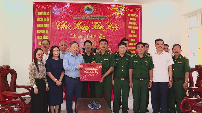 Lãnh đạo TP. Hồ Chí Minh thăm và chúc Tết các đơn vị, cá nhân tiêu biểu Xuân Bính Ngọ 2026 - Ảnh 2.