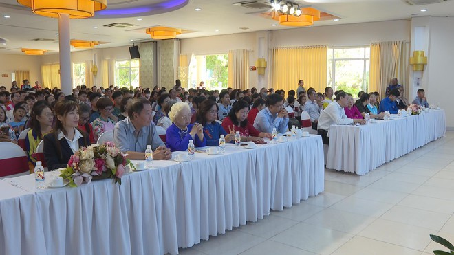 Cây Mùa Xuân - "Thắp sáng lòng nhân ái" lần thứ 25: Trao tặng 2.000 phần quà Tết  - Ảnh 4.