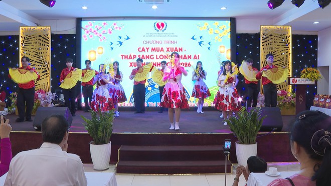 Cây Mùa Xuân - "Thắp sáng lòng nhân ái" lần thứ 25: Trao tặng 2.000 phần quà Tết  - Ảnh 2.