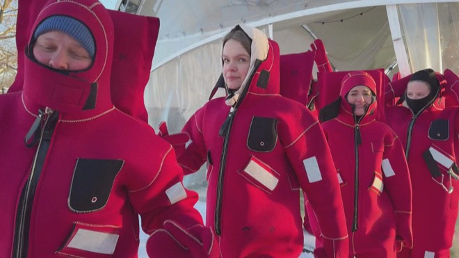 Trào lưu "nổi trên băng" lan đến thủ đô nước Nga - Ảnh 3.