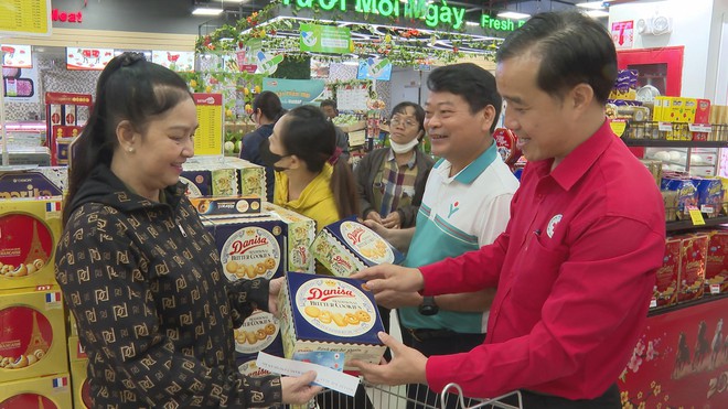 Hội Chữ thập đỏ TP. Hồ Chí Minh: Mang Tết nhân ái đến với 200 hộ gia đình khó khăn - Ảnh 2.
