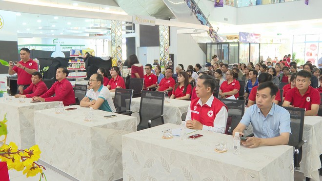 Hội Chữ thập đỏ TP. Hồ Chí Minh: Mang Tết nhân ái đến với 200 hộ gia đình khó khăn - Ảnh 4.