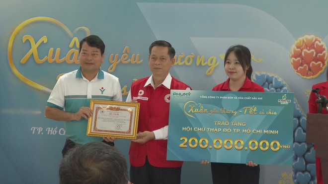 Hội Chữ thập đỏ TP. Hồ Chí Minh: Mang Tết nhân ái đến với 200 hộ gia đình khó khăn - Ảnh 6.