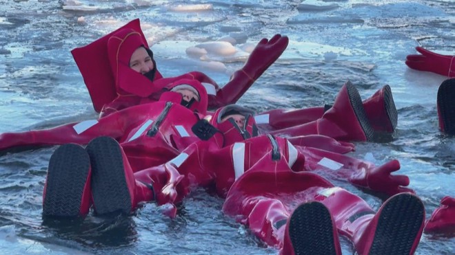 Trào lưu "nổi trên băng" lan đến thủ đô nước Nga - Ảnh 2.