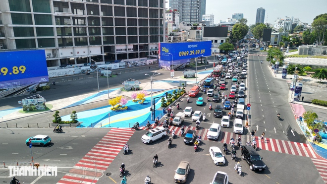 Quảng trường chợ Bến Thành mở rào chắn, người dân check-in chụp ảnh tết - Ảnh 8.