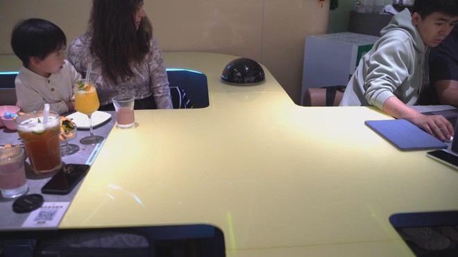 “Đĩa bay” phục vụ món ăn thu hút thực khách tại Trung Quốc - Ảnh 1.