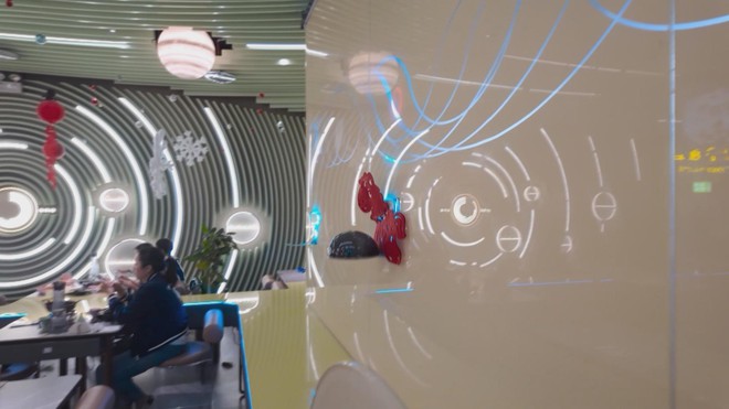 “Đĩa bay” phục vụ món ăn thu hút thực khách tại Trung Quốc - Ảnh 2.