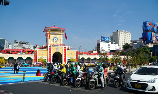 Quảng trường chợ Bến Thành mở rào chắn, người dân check-in chụp ảnh tết - Ảnh 7.