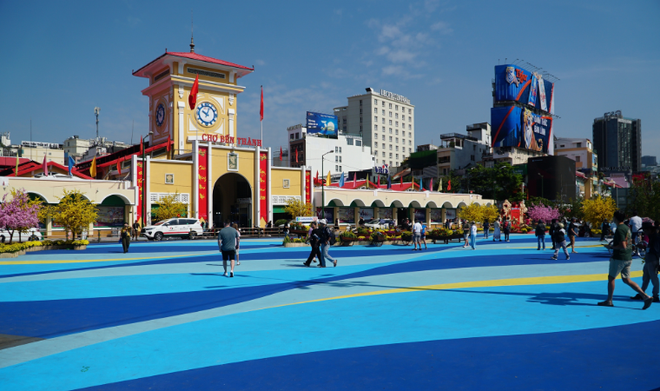 Quảng trường chợ Bến Thành mở rào chắn, người dân check-in chụp ảnh tết - Ảnh 6.