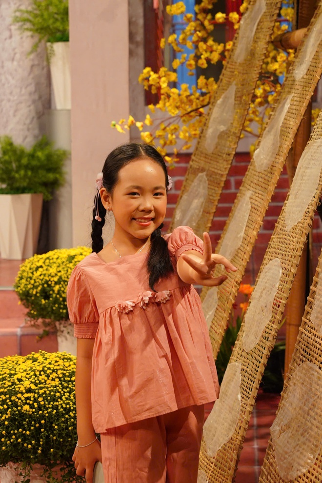 Helen Vũ: "Điểm sáng" duyên dáng trong chương trình đặc biệt “Mẻ bánh mùa Xuân” của HTV - Ảnh 1.