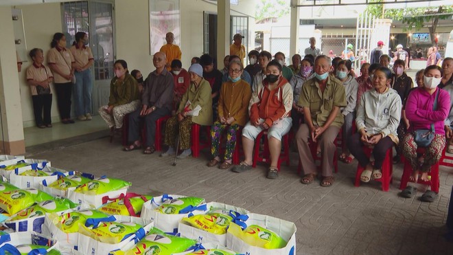 Ấm áp những món quà Tết đến với nạn nhân da cam và người khuyết tật- Ảnh 1.