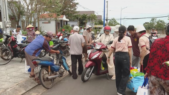 Ấm áp những món quà Tết đến với nạn nhân da cam và người khuyết tật- Ảnh 2.