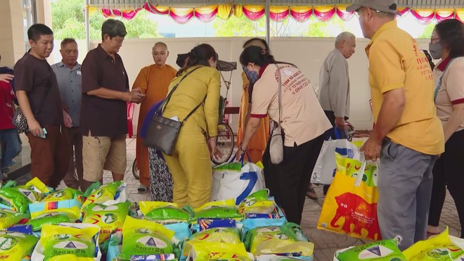 Ấm áp những món quà Tết đến với nạn nhân da cam và người khuyết tật- Ảnh 3.