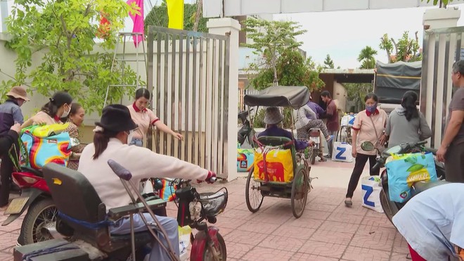 Ấm áp những món quà Tết đến với nạn nhân da cam và người khuyết tật- Ảnh 4.