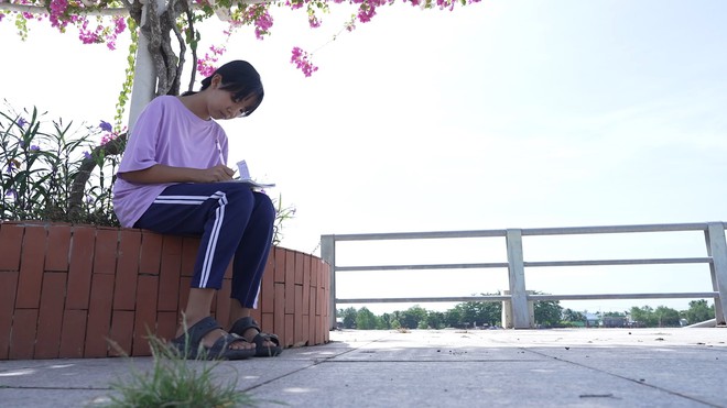 Lâm Bảo Ngọc giúp hai chị em mồ côi về quê thăm mộ mẹ - Mái ấm gia đình Việt- Ảnh 3.