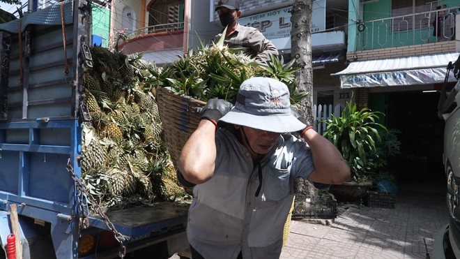 Chuyện bé Huỳnh Yến mồ côi mẹ, cha ngoài 60 tuổi bốc vác nuôi hai con - Ảnh 1.