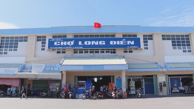 Thị trường bánh mứt Tết 2026: Sức mua giảm mạnh, tiểu thương "nín thở" chờ khách - Ảnh 1.