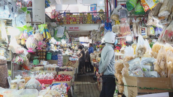 Thị trường bánh mứt Tết 2026: Sức mua giảm mạnh, tiểu thương "nín thở" chờ khách - Ảnh 2.