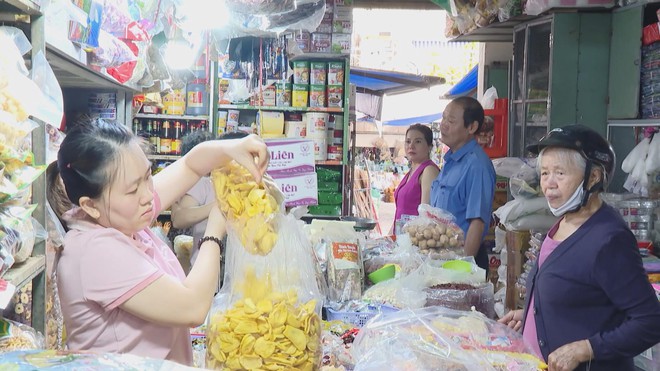 Thị trường bánh mứt Tết 2026: Sức mua giảm mạnh, tiểu thương "nín thở" chờ khách - Ảnh 4.