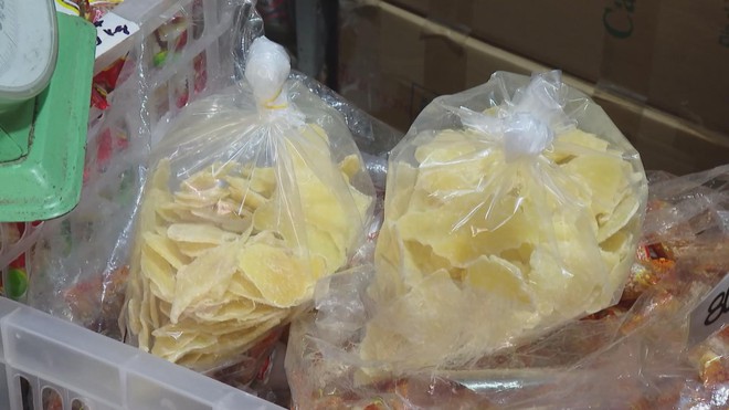 Thị trường bánh mứt Tết 2026: Sức mua giảm mạnh, tiểu thương "nín thở" chờ khách - Ảnh 3.