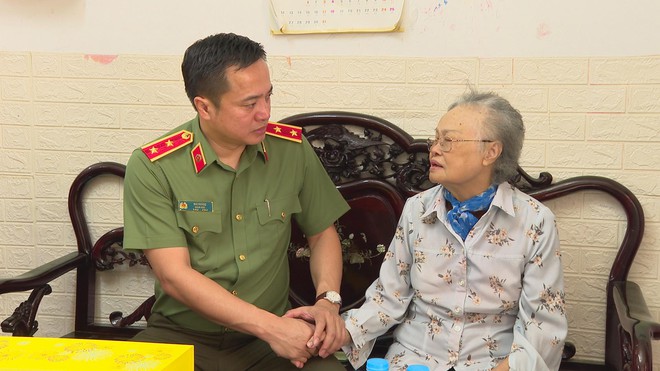 Trung tướng Mai Hoàng thăm, chúc Tết các gia đình chính sách dịp Tết Nguyên đán Bính Ngọ 2026 - Ảnh 6.