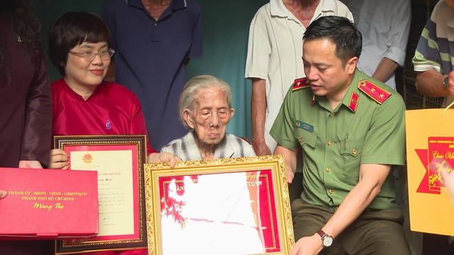 Trung tướng Mai Hoàng thăm, chúc Tết các gia đình chính sách dịp Tết Nguyên đán Bính Ngọ 2026 - Ảnh 9.