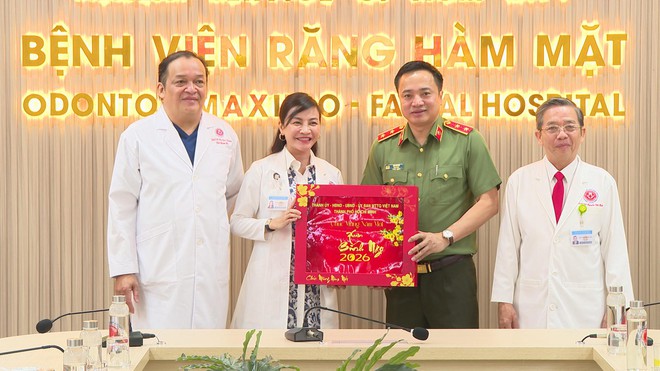 Trung tướng Mai Hoàng thăm, chúc Tết các gia đình chính sách dịp Tết Nguyên đán Bính Ngọ 2026 - Ảnh 10.