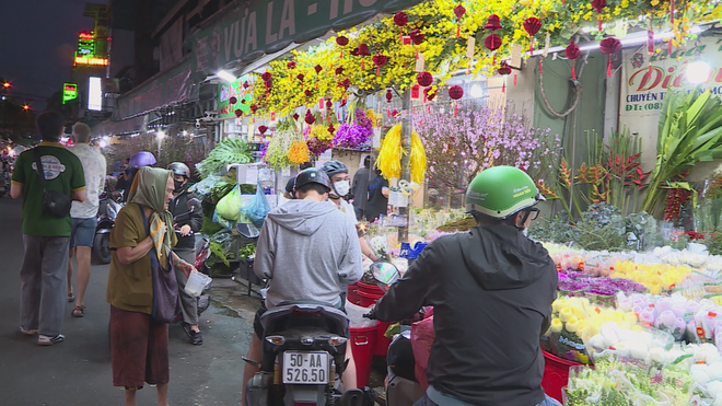 Thị trường hoa Tết TP. Hồ Chí Minh: Hoa truyền thống giữ "ngôi vương", lan hồ điệp hút khách - Ảnh 1.