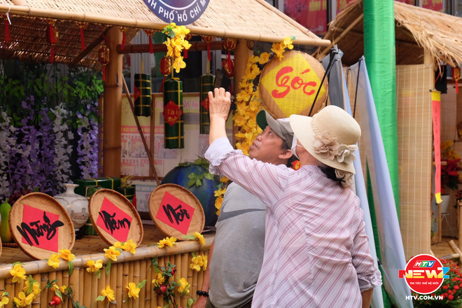 Xuân rộn ràng trong những con hẻm giữa lòng TP. Hồ Chí Minh - Ảnh 1.