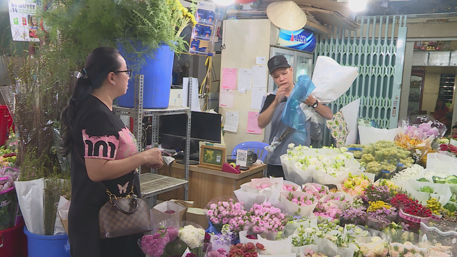 Thị trường hoa Tết TP. Hồ Chí Minh: Hoa truyền thống giữ "ngôi vương", lan hồ điệp hút khách - Ảnh 2.
