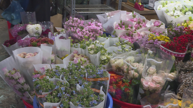 Thị trường hoa Tết TP. Hồ Chí Minh: Hoa truyền thống giữ "ngôi vương", lan hồ điệp hút khách - Ảnh 3.
