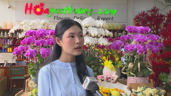 Thị trường hoa Tết TP. Hồ Chí Minh: Hoa truyền thống giữ "ngôi vương", lan hồ điệp hút khách - Ảnh 6.