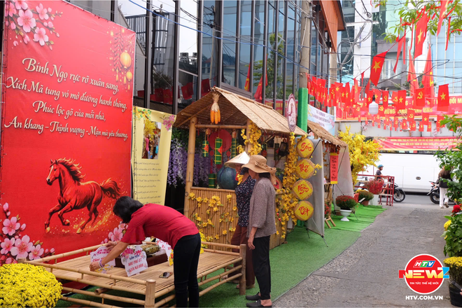 Xuân rộn ràng trong những con hẻm giữa lòng TP. Hồ Chí Minh - Ảnh 2.