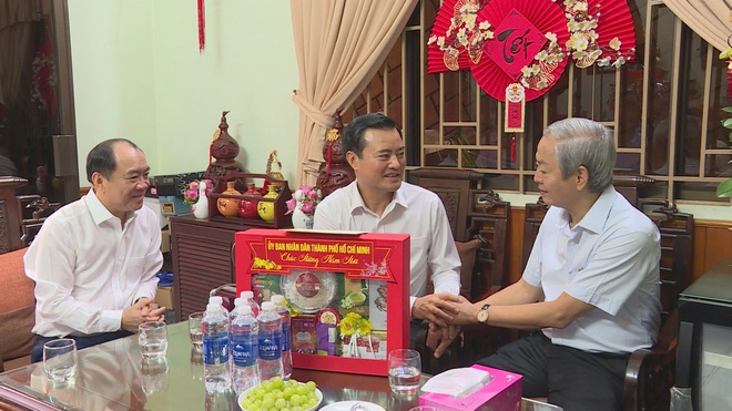 Lãnh đạo TP. Hồ Chí Minh thăm, chúc Tết các đồng chí nguyên lãnh đạo Thành phố dịp Xuân Bính Ngọ - Ảnh 1.