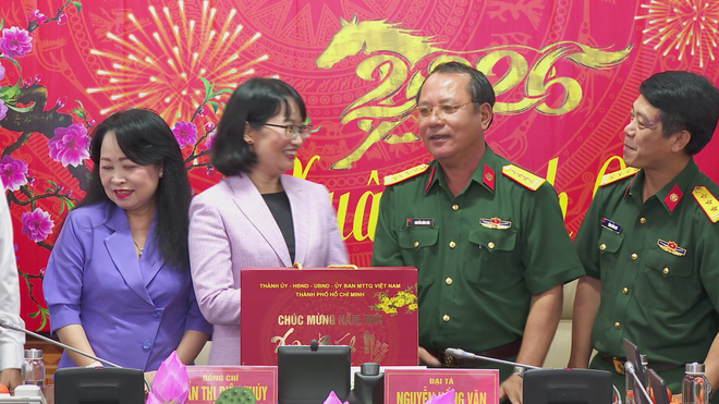 Phó Chủ tịch UBND Thành phố chúc Tết và động viên đội ngũ y bác sĩ, chiến sĩ - Ảnh 5.