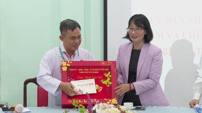 Phó Chủ tịch UBND Thành phố chúc Tết và động viên đội ngũ y bác sĩ, chiến sĩ - Ảnh 2.