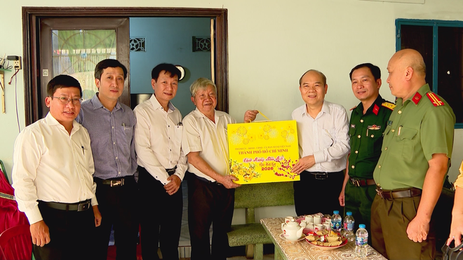 Lãnh đạo TP. Hồ Chí Minh thăm hỏi đảng viên lão thành và các hộ nghèo nhân dịp xuân Bính Ngọ - Ảnh 2.