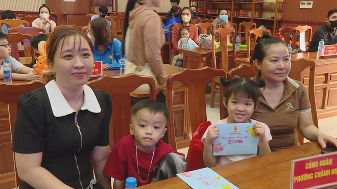 Lan tỏa yêu thương từ 100 phần quà Tết dành cho con em công nhân lao động - Ảnh 3.