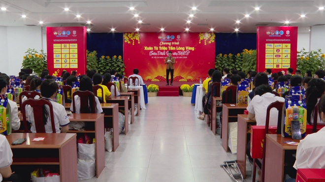 700 phần quà Tết gửi gắm hơi ấm gia đình đến sinh viên học tập tại TP. Hồ Chí Minh - Ảnh 1.