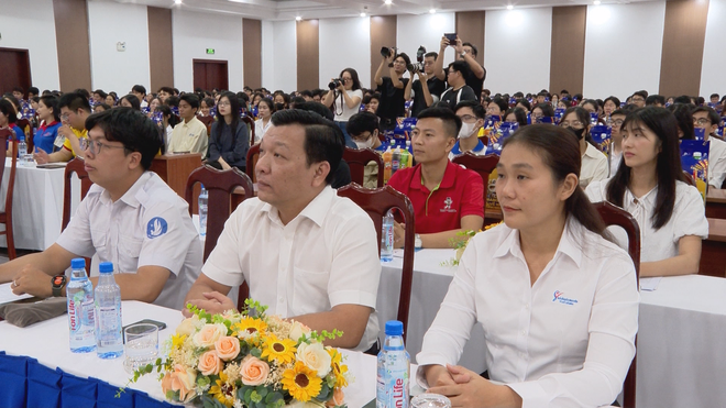 700 phần quà Tết gửi gắm hơi ấm gia đình đến sinh viên học tập tại TP. Hồ Chí Minh - Ảnh 3.