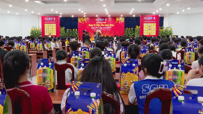 700 phần quà Tết gửi gắm hơi ấm gia đình đến sinh viên học tập tại TP. Hồ Chí Minh - Ảnh 2.